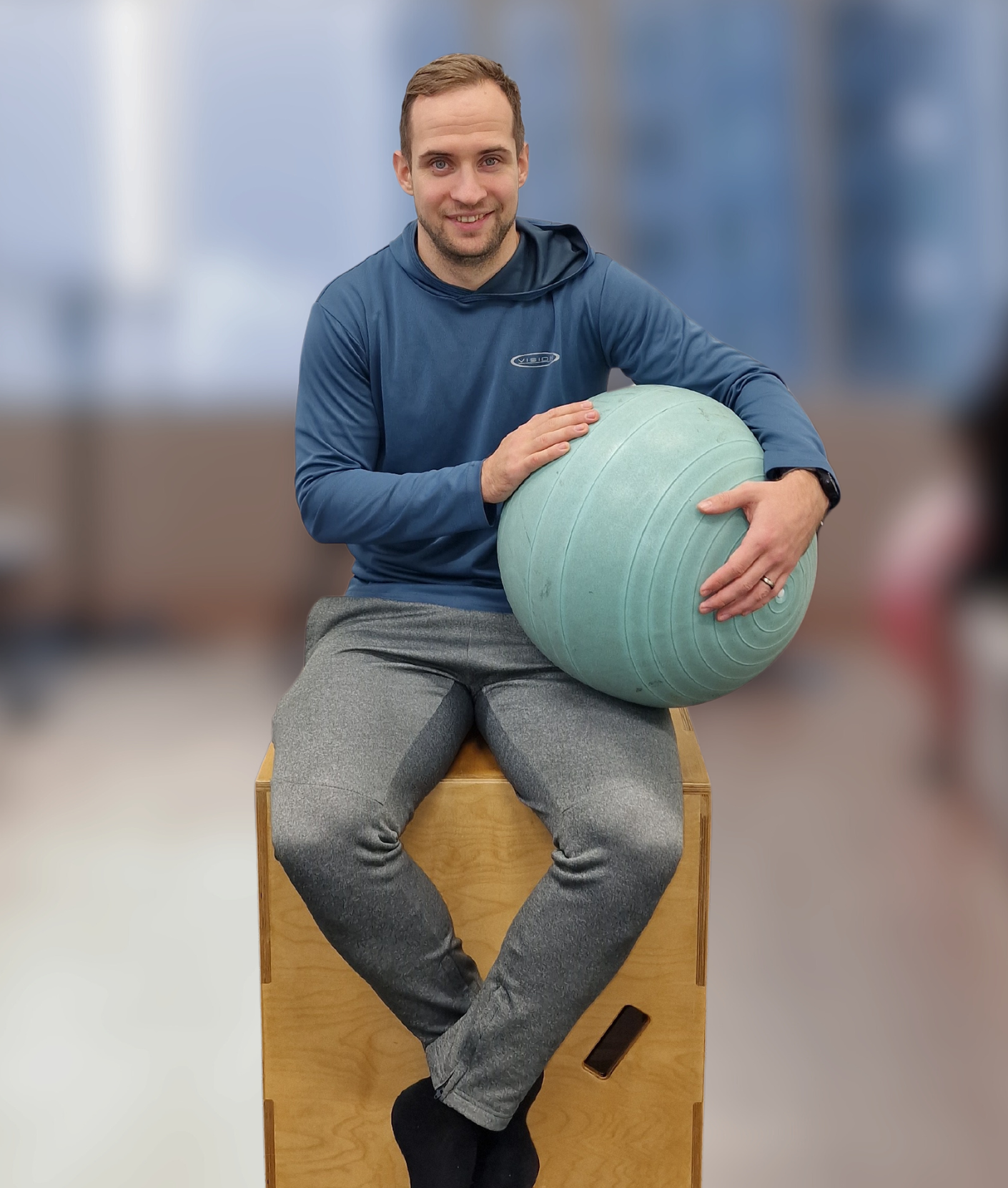 Fysioterapeutti auttaa asiakasta venytyksessä